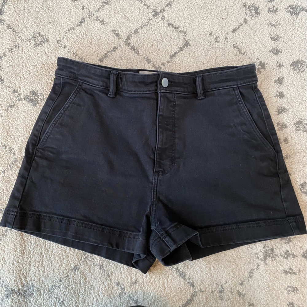 Everlane Cotton Twill Short, washed Black.
